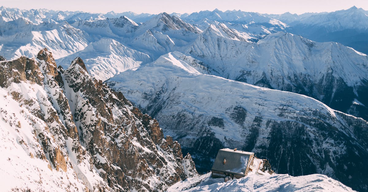découvrez nos chalets confortables et authentiques, idéalement situés en pleine nature. profitez d'une escapade relaxante entourée par des paysages enchanteurs, tout en bénéficiant d'équipements modernes pour un séjour inoubliable.