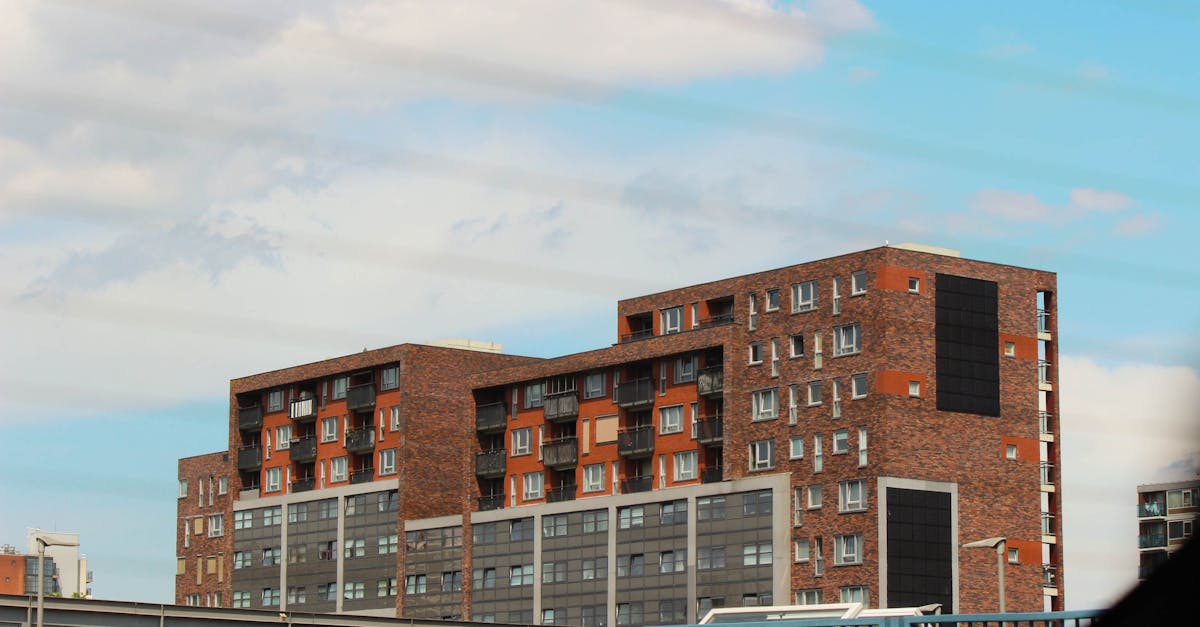 The US tax framework imposes specific rules on non-residents who own real estate within the country. These obligations primarily arise at the time of sale, with direct implications for the profitability of the transaction.