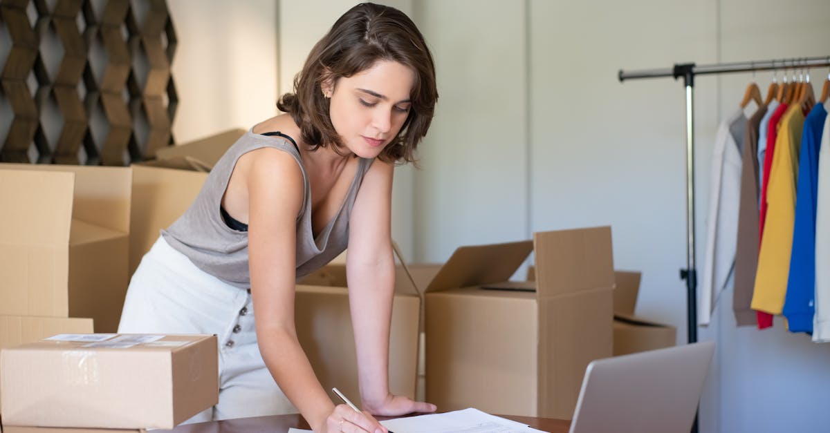 La tecnología digital domina ahora las búsquedas inmobiliarias. Los principales portales online y mercados online permiten la amplia distribución de anuncios, a la vez que se dirigen eficazmente a los compradores. En 2025, la presencia en plataformas como Leboncoin, Rakuten, Amazon (a través de su marketplace inmobiliario especializado) y Facebook Marketplace será un paso esencial para cualquier anuncio. Estas plataformas se benefician de una gran audiencia y herramientas analíticas para optimizar su respuesta a las necesidades de los visitantes.