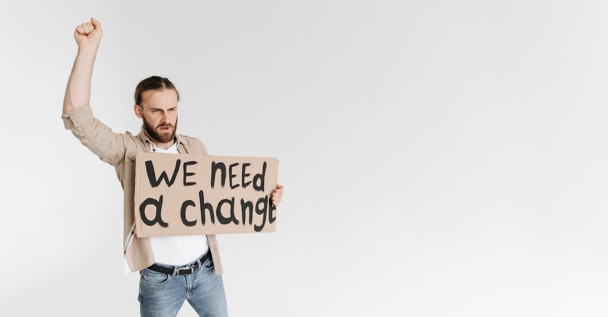 Di fronte alla crescente complessità delle nuove normative sull'APE, diventa strategico per proprietari, investitori e professionisti disporre di un simulatore affidabile e facile da usare. Il simulatore Casam, lanciato nel 2025, rappresenta un significativo passo avanti nella stima dei futuri APE. Accessibile gratuitamente online, questa piattaforma consente il ricalcolo immediato del punteggio energetico, integrando nuovi metodi e coefficienti. Che si tratti di un appartamento in centro città o di una casa unifamiliare in periferia, lo strumento può adattare i risultati in base alla posizione precisa, semplicemente inserendo un indirizzo o un numero di APE. L'approccio non richiede conoscenze tecniche avanzate, il che favorisce una consapevolezza sempre più diffusa sulla transizione energetica.