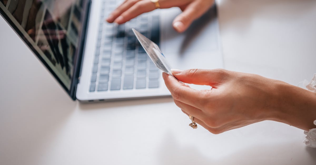 Die Erstellung einer umfassenden Verkaufsakte spielt eine entscheidende Rolle für die Zahlungssicherheit bei einer Immobilientransaktion. Durch die Zusammenstellung aller notwendigen rechtlichen und technischen Dokumente ermöglicht der Verkäufer dem Käufer, die Beschaffenheit der Immobilie, ihre Einschränkungen und etwaige Nebenkosten vollständig zu verstehen. Diese Transparenz im Vorfeld, die häufig von französischen Notaren oder Wohnungseigentümergemeinschaften überprüft wird, ist ein Garant für Vertrauen und sichert den gesamten Prozess.