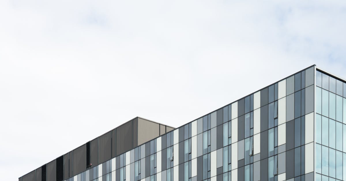 Bouwen met respect voor het milieu blijft een centrale uitdaging voor spelers in de vastgoedsector in 2025. De RE2025-verordening versterkt de verplichting om materialen met een lage koolstofimpact te integreren en bevordert tegelijkertijd ecologisch verantwoorde oplossingen zoals waterterugwinning, groene daken of zelfs terracotta bakstenen van bakstenen en huizen. Deze keuzes beïnvloeden niet alleen de energierekening, maar ook het interieurcomfort en de duurzaamheid van de constructie.