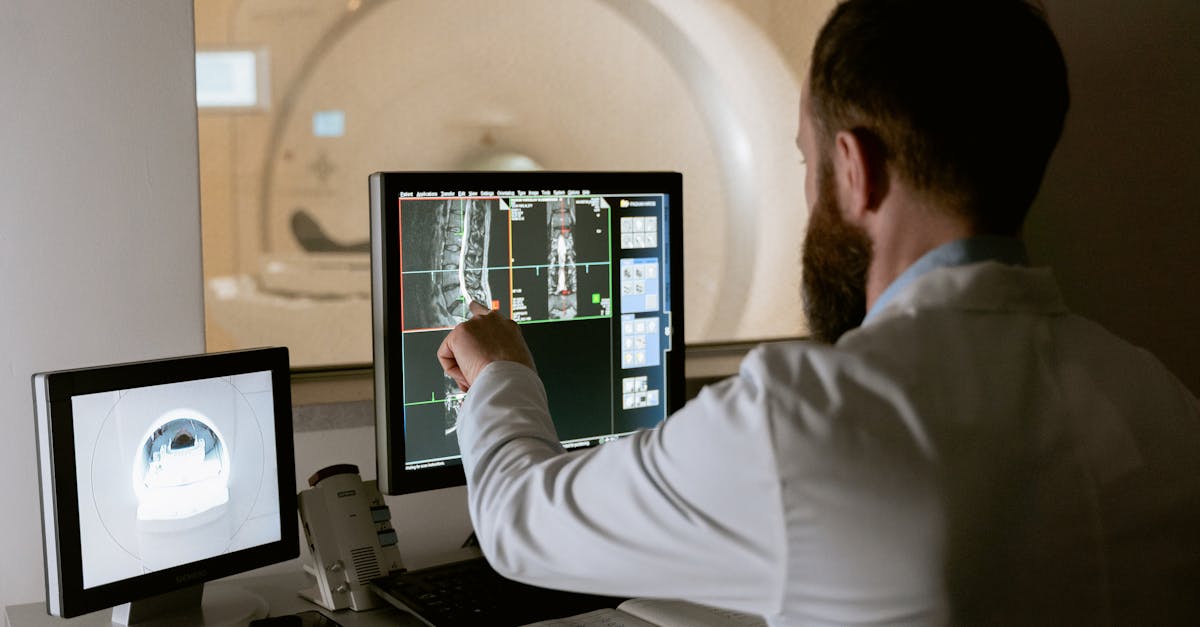 Al centro di questa riforma, il decreto pubblicato il 28 luglio 2025 stabilisce condizioni specifiche per regolamentare l'attività dei diagnostici. Il provvedimento stabilisce che, tra il 1° ottobre 2025 e una data da stabilire, qualsiasi professionista che esegua più di 1.000 DPE in un periodo continuativo di 12 mesi dovrà fornire prove ammissibili a giustificazione di tale attività. La sospensione non è automatica se un diagnostico supera tale soglia, ma ha diritto di ricorso e può fornire spiegazioni o prove che attestino la regolarità della propria attività.