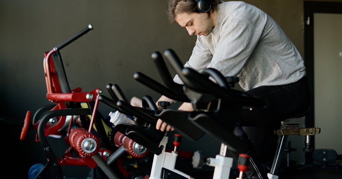 Ontdek thuis trainen met een hometrainer: een effectieve manier om fit te blijven, je uithoudingsvermogen te verbeteren en calorieën te verbranden, terwijl je geniet van het comfort van je eigen huis. Ontdek onze tips en modellen om de ideale fiets te kiezen die aan jouw behoeften voldoet.