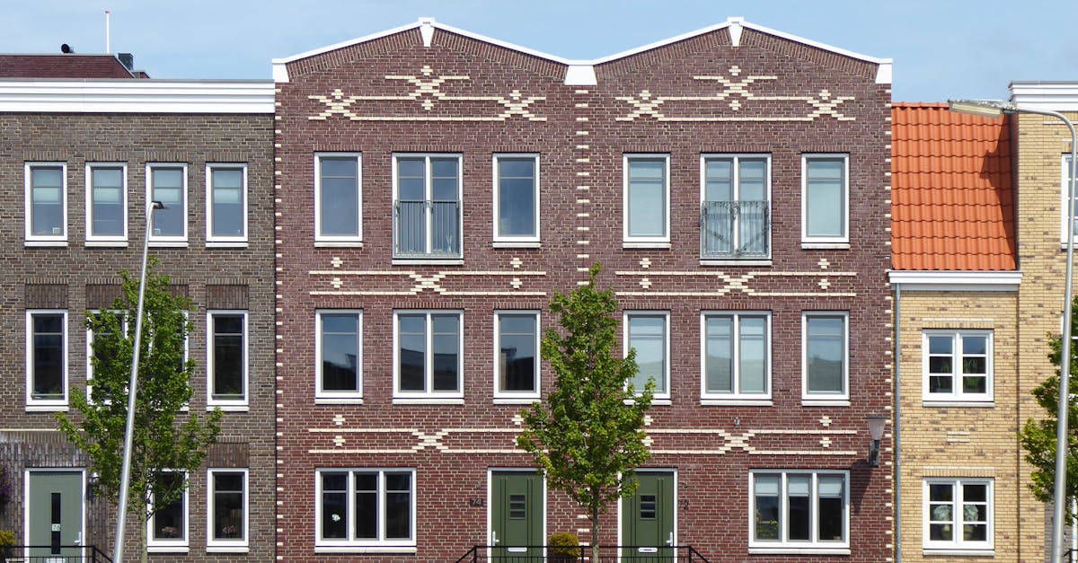 Ontdek de huidige trends in de vastgoedprijzen in Frankrijk. Analyse van schommelingen, beïnvloedende factoren en marktvooruitzichten om u te helpen weloverwogen beslissingen te nemen bij het kopen of verkopen. De belangrijkste factoren die de stabiliteit of destabilisatie van regionale vastgoedmarkten beïnvloeden